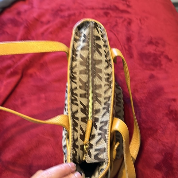 🌻 MK purse 👜 very nice, no rips no tears, no stains. 🌻 - Picture 4 of 12